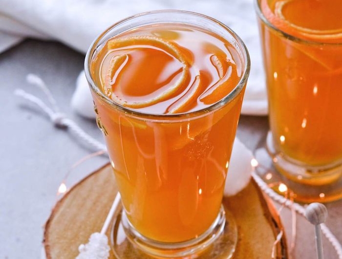 punch au thé d hiver avec des rondelles d orange dans verre exemple de boisson noel chaude à base de thé