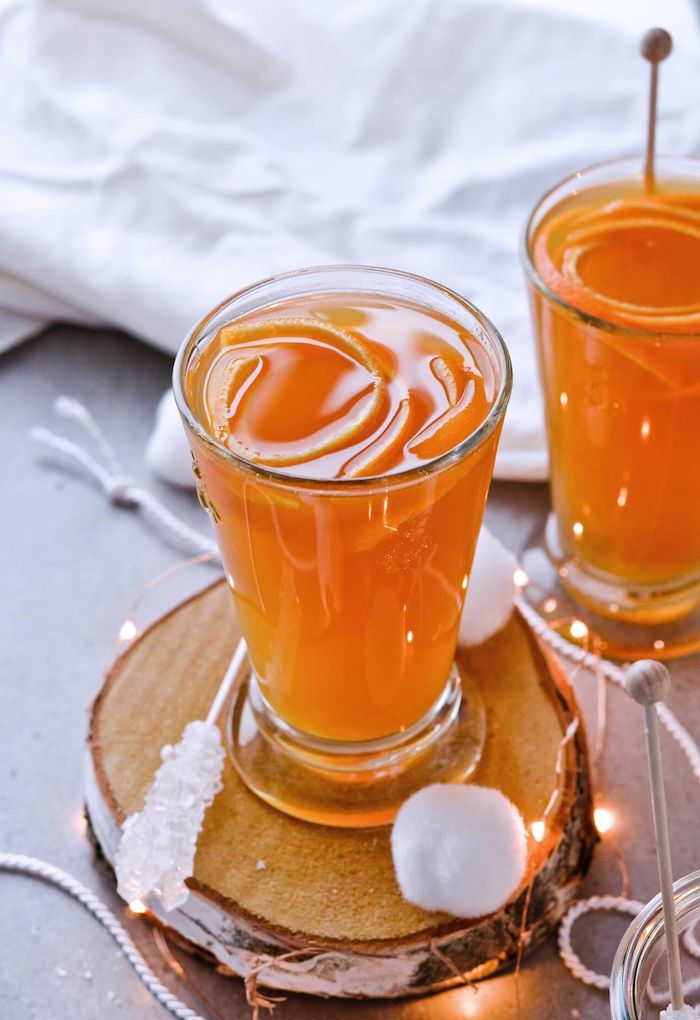 punch au thé d hiver avec des rondelles d orange dans verre exemple de boisson noel chaude à base de thé