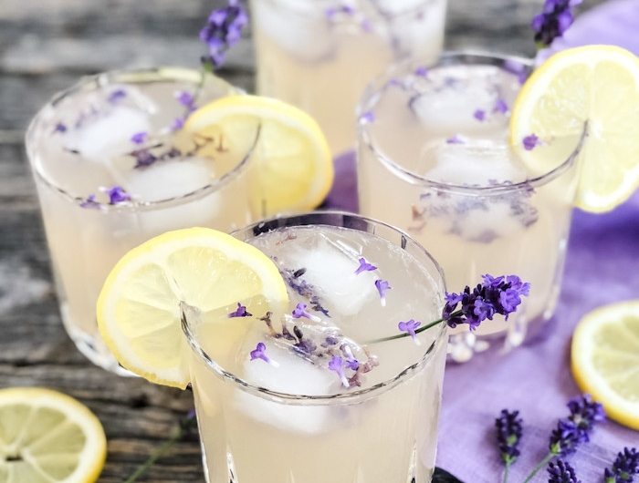 que faire avec des fleurs de lavande lemonade aux glacons sur une table rustique avec quatres verres