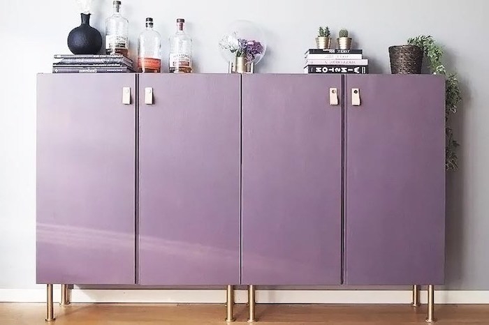 quelle peinture pour repeindre un meuble en bois couleur violet d une commode avec des bouteilles de decoration