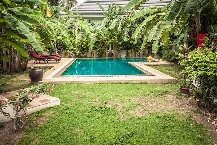 quelle piscine pour jardin exemple de piscine enterrée dans la cour d une maison moderne