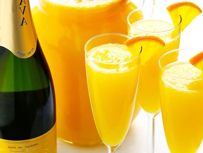 quelles boissons pour un brunch une cruche de jus d orange et une bouteille de champagne servi dans des verres