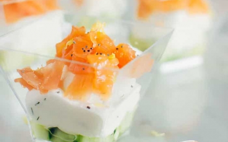 recette apéro chic et facile avec cubes de concombre fromage à la crème et saumon fumé en verre rectangulaire