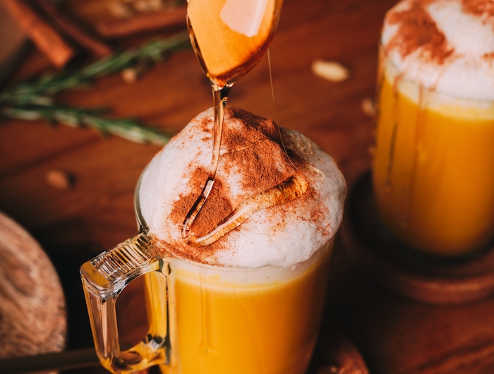 recette boisson noel golden chai latté avec lait de soja et curcuma et mousse de lait cannelle et miel