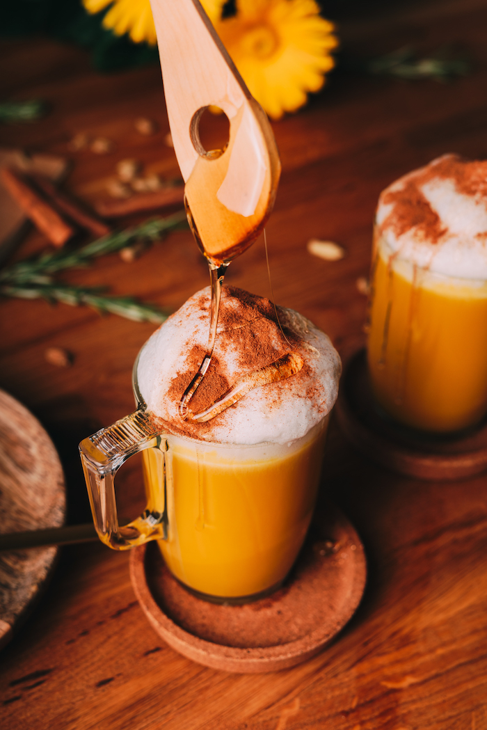 recette boisson noel golden chai latté avec lait de soja et curcuma et mousse de lait cannelle et miel