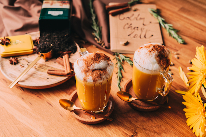 recette boissons chaudes idée de golden chai latté avec thé noir curcuma mousse de lait de soja cannelle et mousse de soja