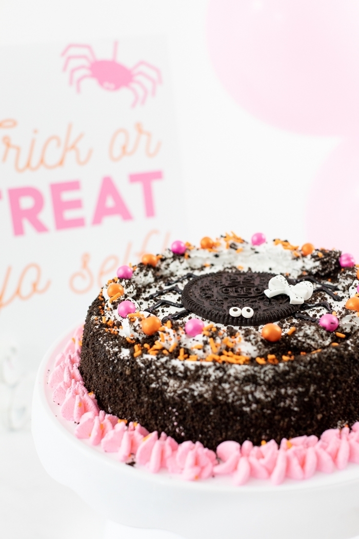 recette cake facile au chocolat biscuits écrasés oréo sprinkles petit gateau halloween perles en sucre meringues