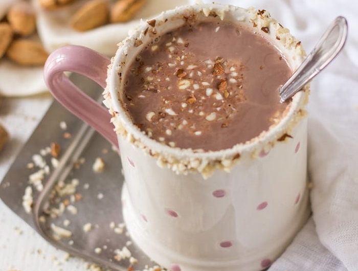 recette healthy de lait d amande au cacao avec des amandes broyées saupoudrées recette boisson originale
