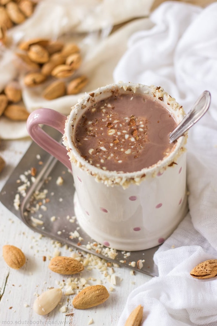 recette healthy de lait d amande au cacao avec des amandes broyées saupoudrées recette boisson originale