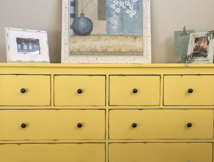 repeindre un meuble ikea un commode en jaune avec des tableaux en jaune