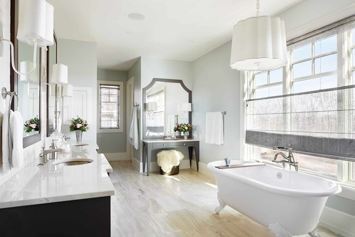 revêtement de sol carrelage pierre salle de bain style ancien avec baignoire autoportante miroir meuble gris clair