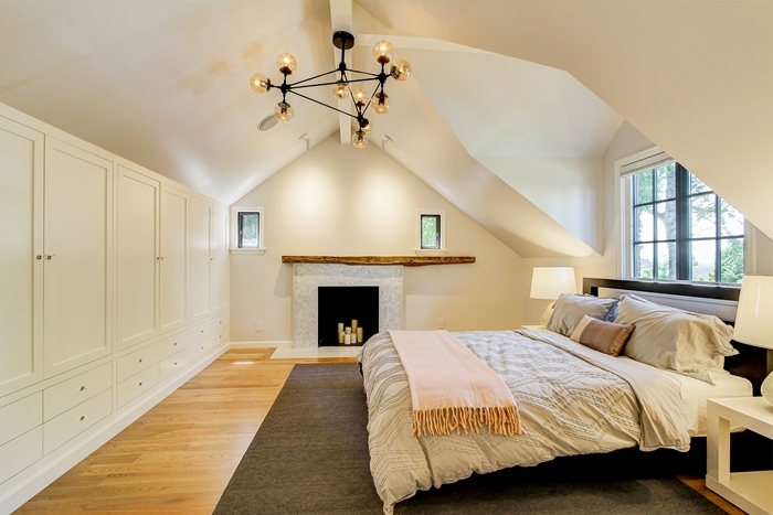 revêtement sol parquet bois chambre avec dressing plaid franges cheminée décorative lampe chevet tapis gris