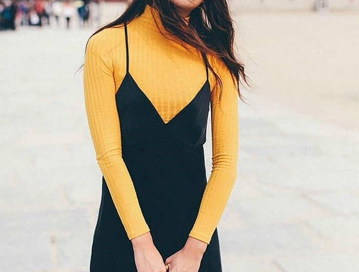 robe décolleté en v noire bretelles pull jaune moutarde casual chic femme sac à main cuir noir béret beige