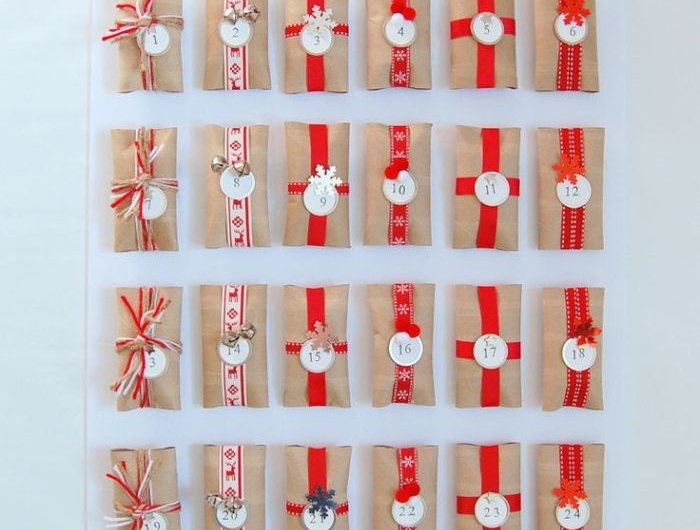 rouleaux de papier toilette recyclés et décorés de ruban rouge avec numéro idée calendrier de l avent simple a faire