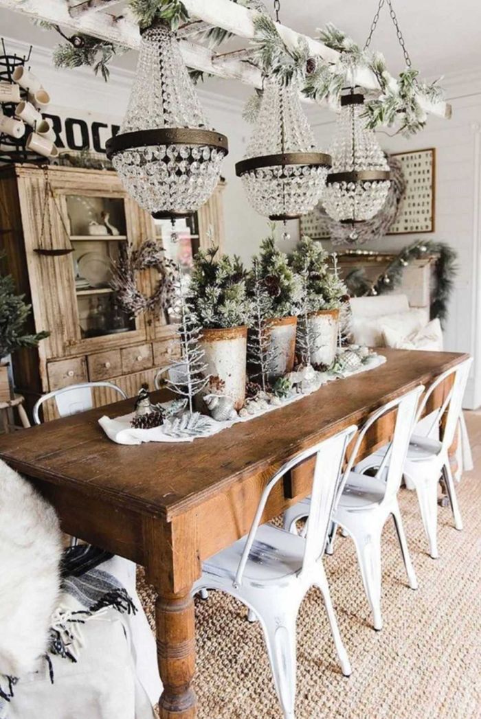 salle à manger rustique avec table bois brut chaises en métal repeints de blanc lustres originaux pins decoratifs murs blancs