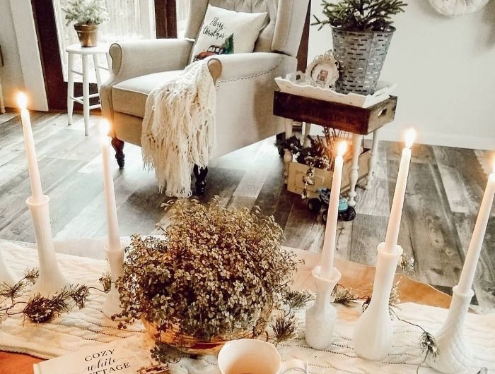 salon rustique deco originale avec tabes basses bougies decoratives fauteuil blanc table de service cagette de bois