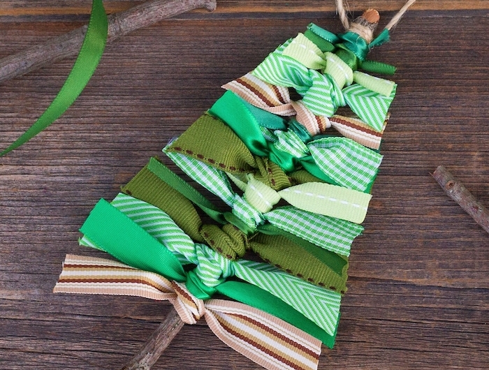 sapin de noel diy alternative mini sapin fabriqué dans baton de bois avec des chutes de ruban couleur verte et marron