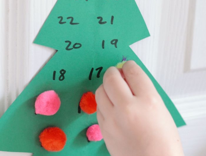 sapin de noel en papier cartonné vert décoré de pompons colorés idée calendrier de l avent diy simple pour enfant
