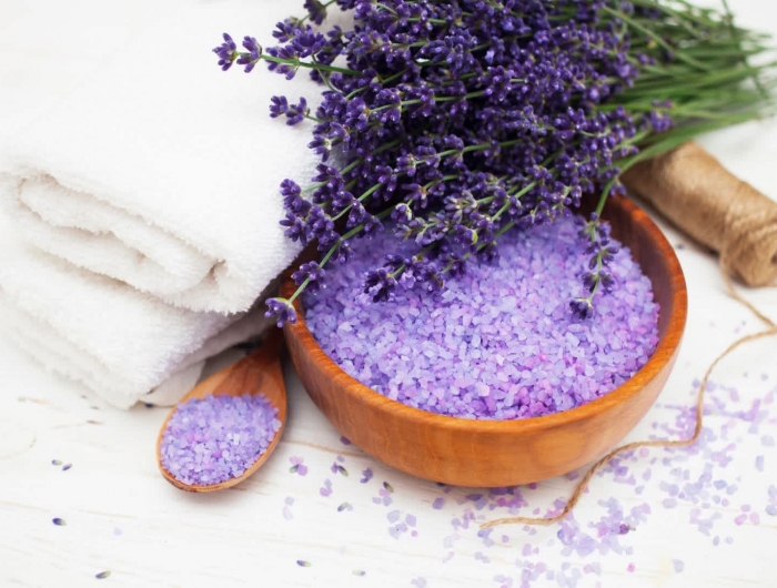 sels de bain de lavande avec un bouquet de lavande a cote eau de lavande maison