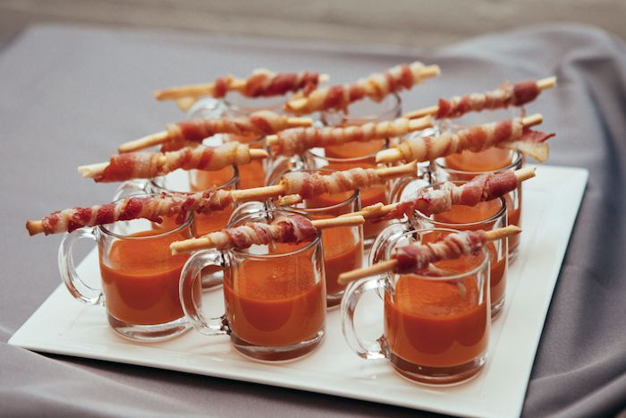 soupe tomate sauce et bretzel enveloppé de prosciutto aperitif dinatoire froid soupe froide maison