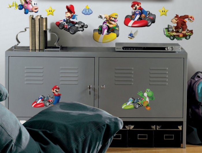 stickers muraux pour une chambre d enfant avec un commode gris metal et un televiseur au dessus