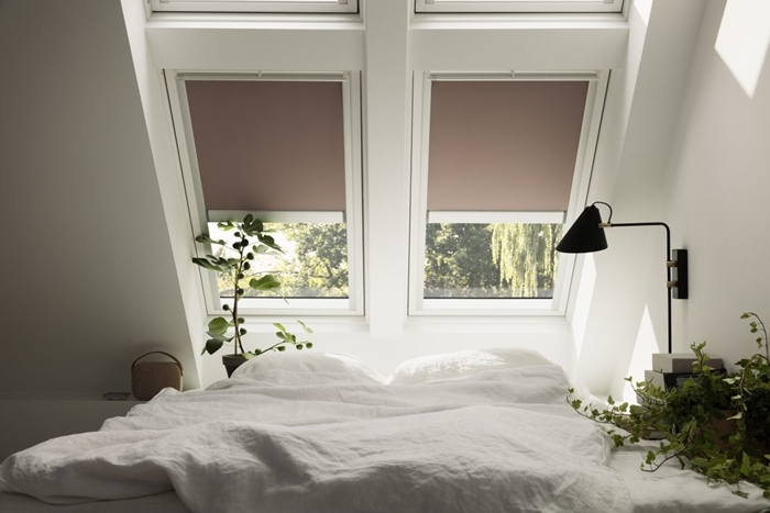 stores fenêtre déco minimaliste chambre parentale cosy sous combles lampe de chevet noir mat plantes vertes intérieur