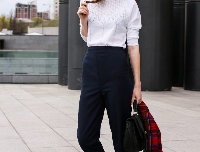 style parisienne casual chic tenue style vestimentaire femme travail blouse blanche pantalon fluide noir taille haute