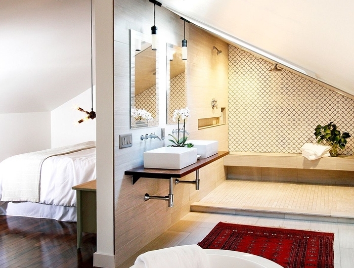 suite parentale sous comble salle de bain semi ouverte mur séparation panneaux bois miroirs tapis rouge baignoire blanche