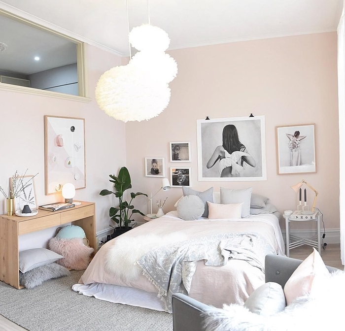 suspension luminaire boule peinture rose pastel meuble bureau bois décoration chambre fille ado en gris et rose