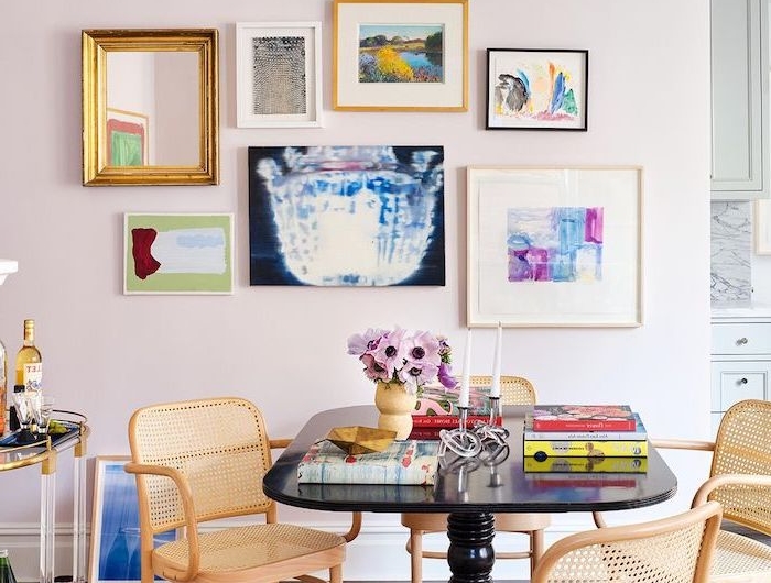 table de cuisine et de repas une piece bien amenagee avec un tapis perse tableaux aux murs roses et fleurs