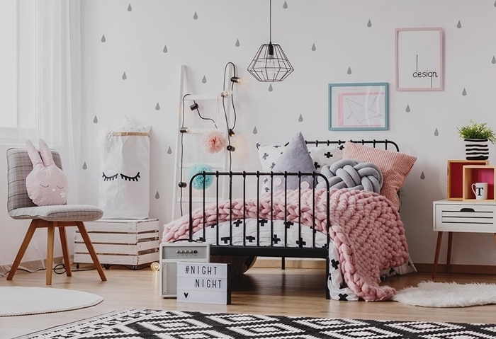 tapisserie chambre ado motifs gouttes gris clair cadre de lit fer plaid grosse maille rose pastel tapis scandinave