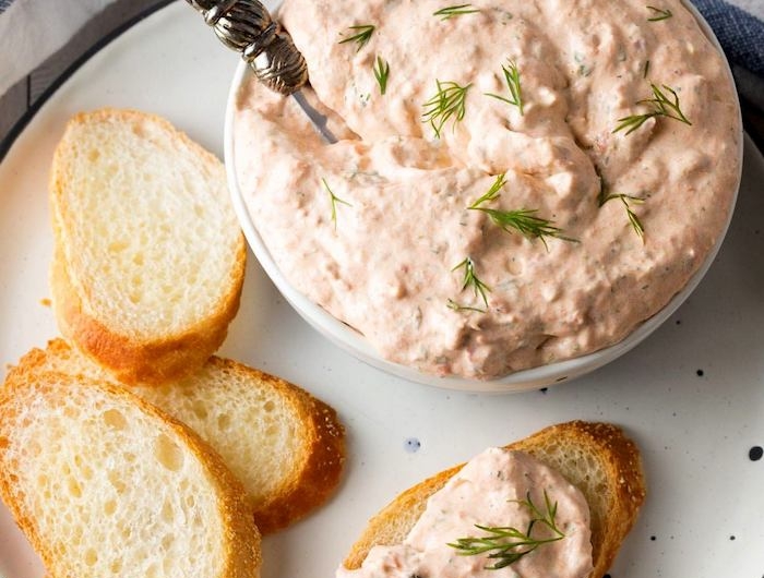 tartine campagnarde de creme fraiche saumon fume et des tranches de pain dans une assiette