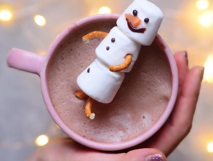 tasse de cacao au lait hauf avec decoration bonhomme de neige en guimaube bretzels et chocolat