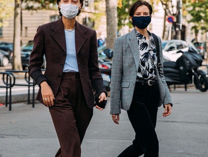 tendance hiver 2021 deux personnes avec masques pendant la semaine de la mode tailleur marron et baskets blancs