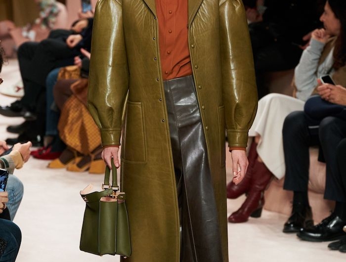 tendance hiver 2021 manteau et jupe en cuir couleur olive avec un chemisier couleur tuile