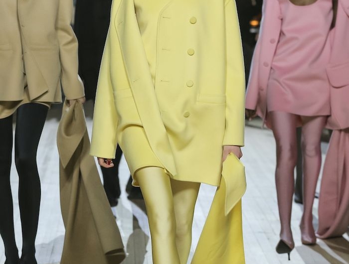 tendance hiver 2021 une ensemble monochrome jaune de robe beret chaussettes et sac tricotes