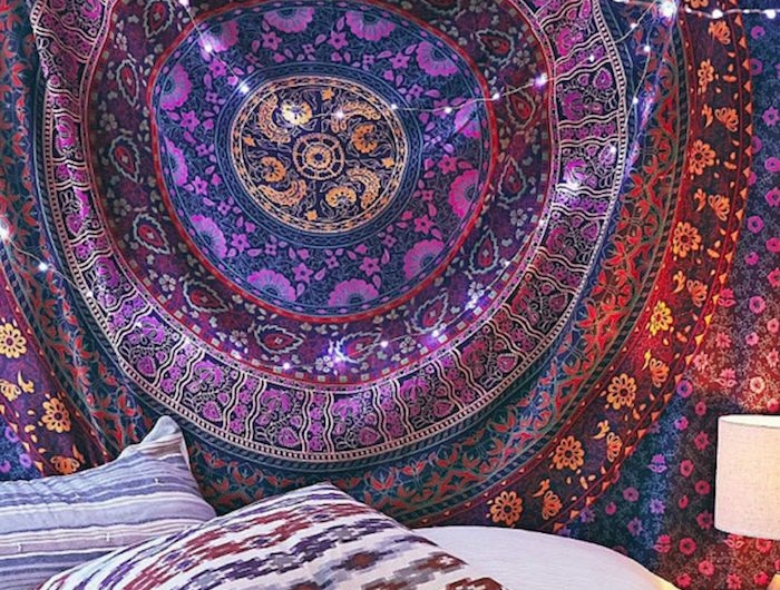tenture murale avec un dessin mandala pendante au dessus du lit
