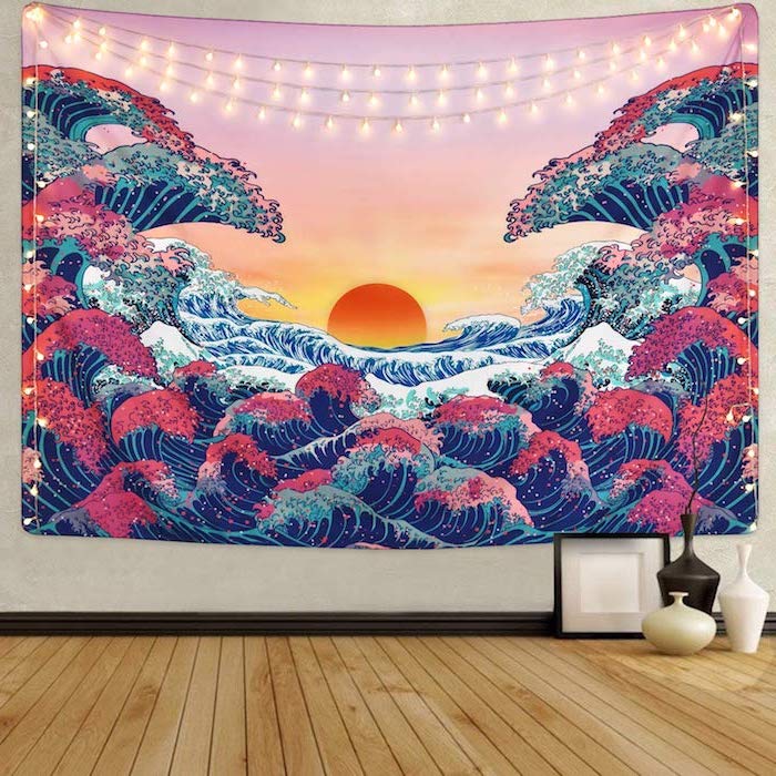 tenture murale dans la salle de sejour orne de lampes et vases de decoration