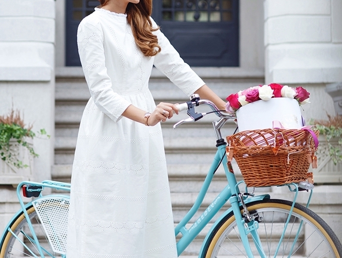 tenue avec beret femme larisacostea robe printemps blanche manches longue broderie florale chaussures plates rouges