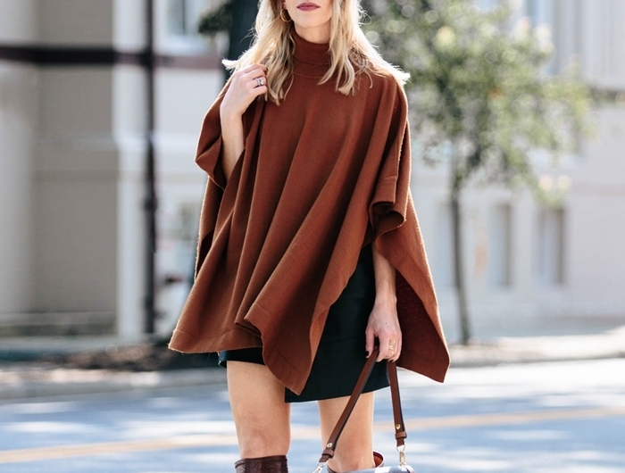 tenue avec jupe en cuir hiver poncho marron vernis ongles noir bottes cuir marron cuissardes sac à main marron