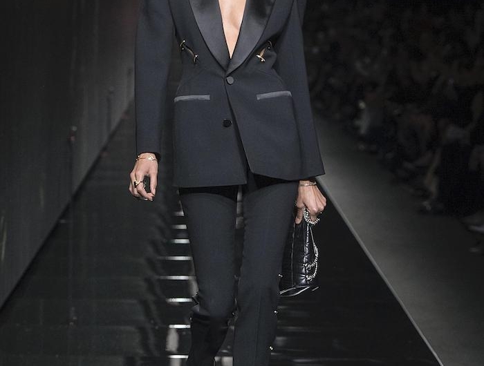 tenue chic femme en tailleur noir avec une decolte style officiel par versace