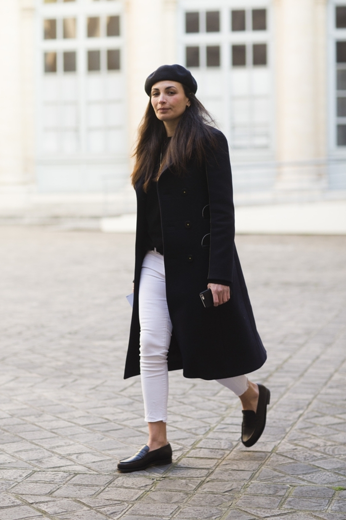 tenue femme chic manteau long noir béret pantalon slim blanc blouse noire vêtements blanc et noir femme stylée