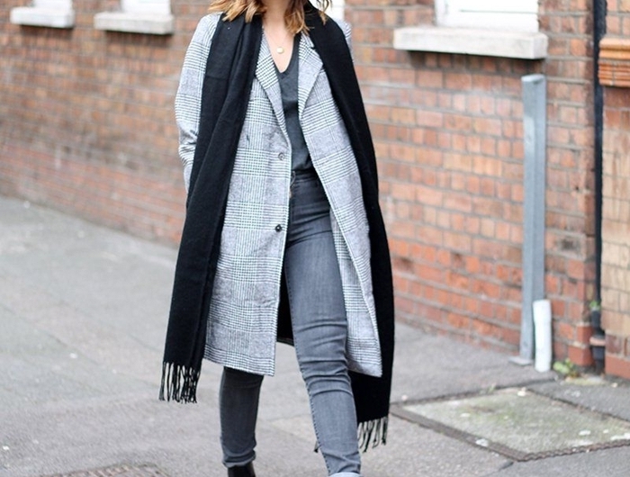 tenue femme hiver pantalon gris blouse décolleté en v gris manteau long gris écharpe longue franges noire béret