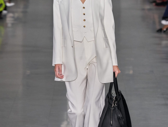 tenue stylee femme tout en blanche style officiel de bureau sc en cuir noir et deux tressess