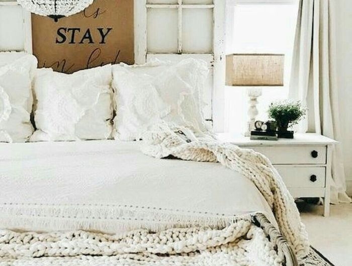 tete de lit en encadrement de porte plaid cocooning à grosses mailles tapis à motifs vintage table de nuit meuble blanc rideaux blancs