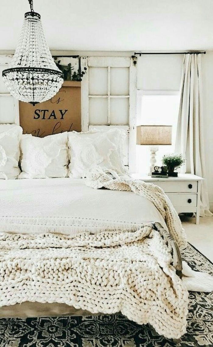 tete de lit en encadrement de porte plaid cocooning à grosses mailles tapis à motifs vintage table de nuit meuble blanc rideaux blancs
