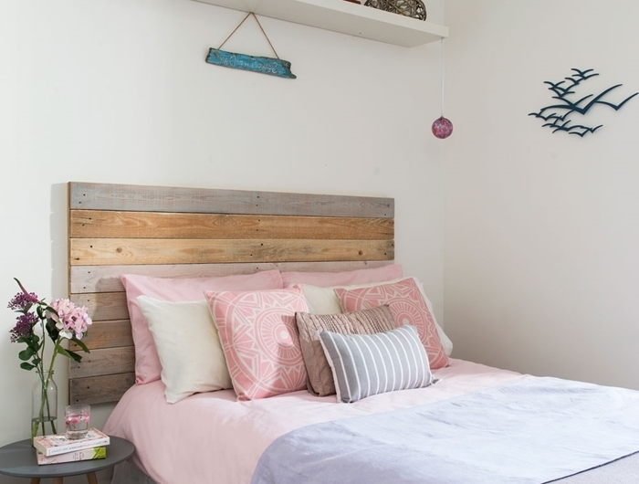tête de lit planches bois amenagement chambre ado rangement étagère murale coussins mandala rose table chevet