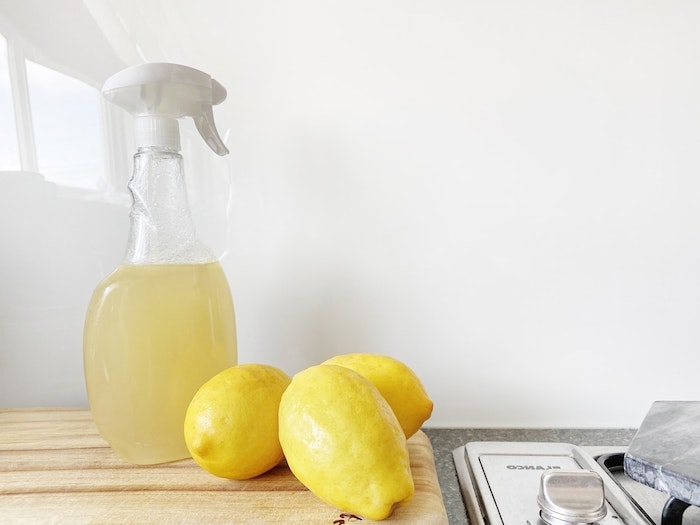 un preparat ecologique a la base de citron en pulverisateur