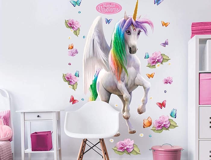 un sticker mural pour une chambre de petite fille dessin licorne des meuble blancs avec des details roses