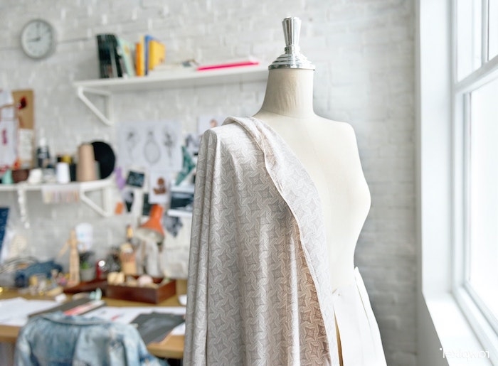 un studio de tailleur mannequin des vetements des tissus et accessoires de coudre